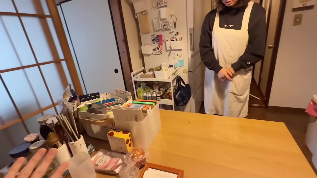 Before：ダイニングテーブルの半分が食材で埋まっていたキッチン