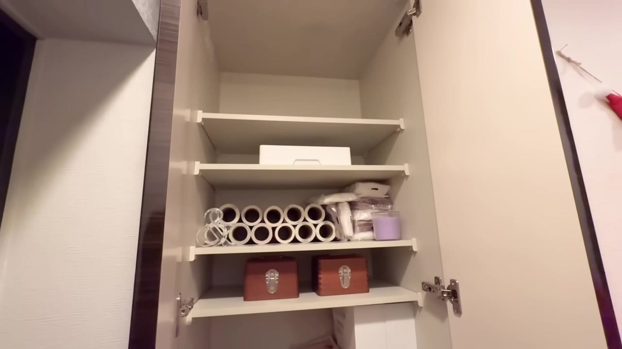 After：白いストック類が整列した玄関収納