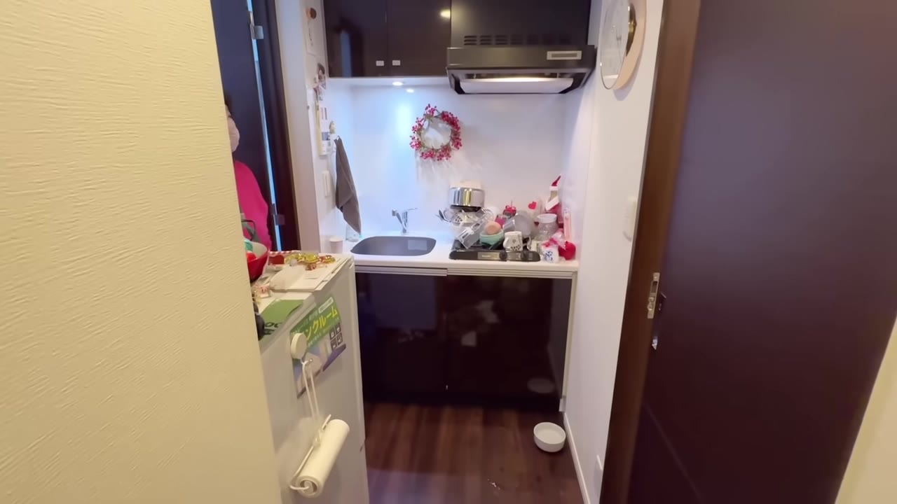 Before：コンロもシンク横もモノで埋まっていたキッチン