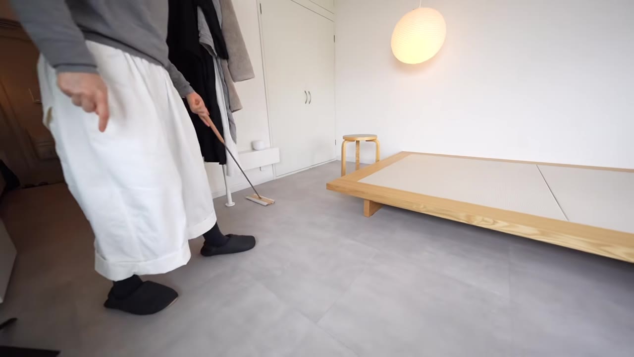 クイックルワイパーで床を拭く。家具の脚の間を通していく