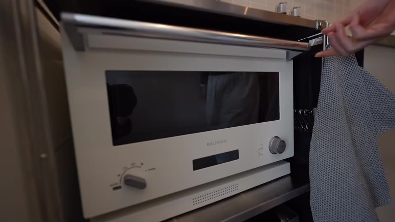 バルミューダのレンジ。取っ手のデザインをポットと合わせている