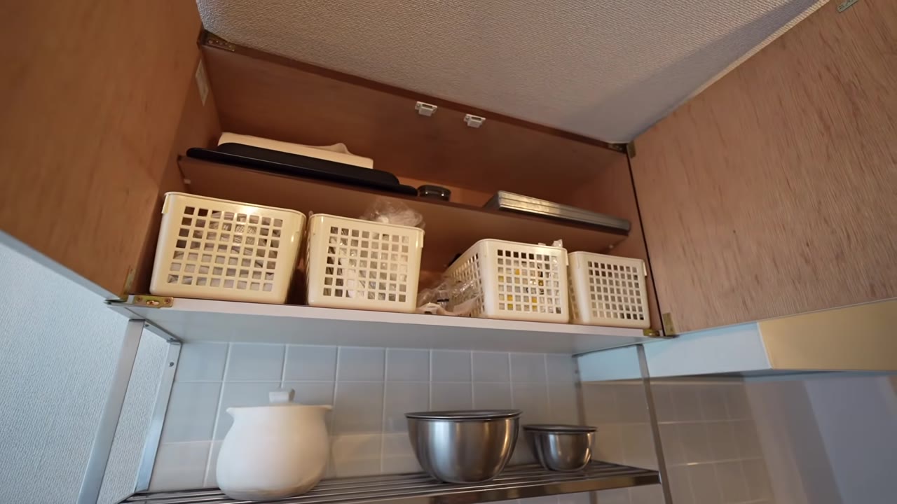 吊り戸棚の中。上には軽いものだけを置く
