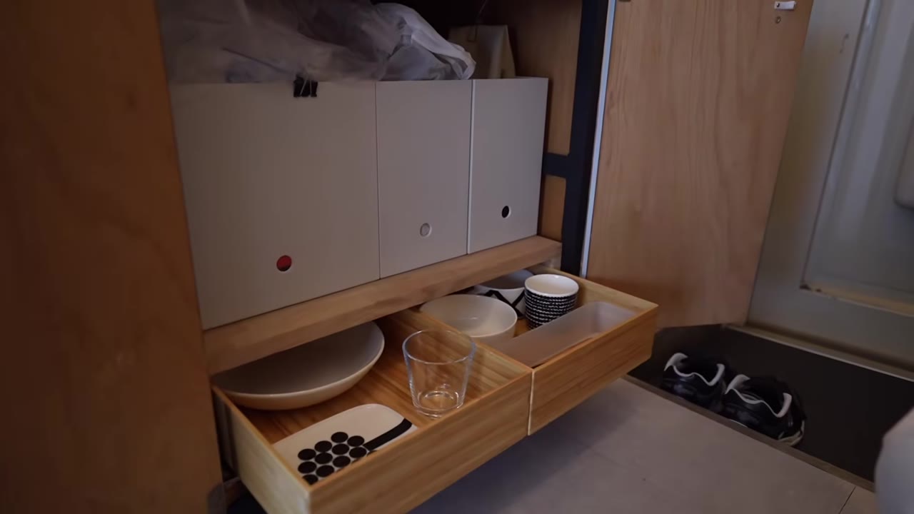 引き出しに収まった食器とカトラリー。入るだけと決めている