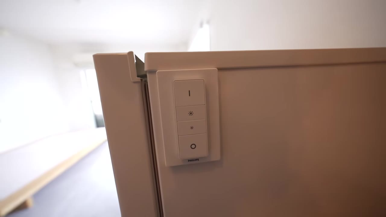 冷蔵庫の横のスイッチ。配線も電池もないのに照明が点く