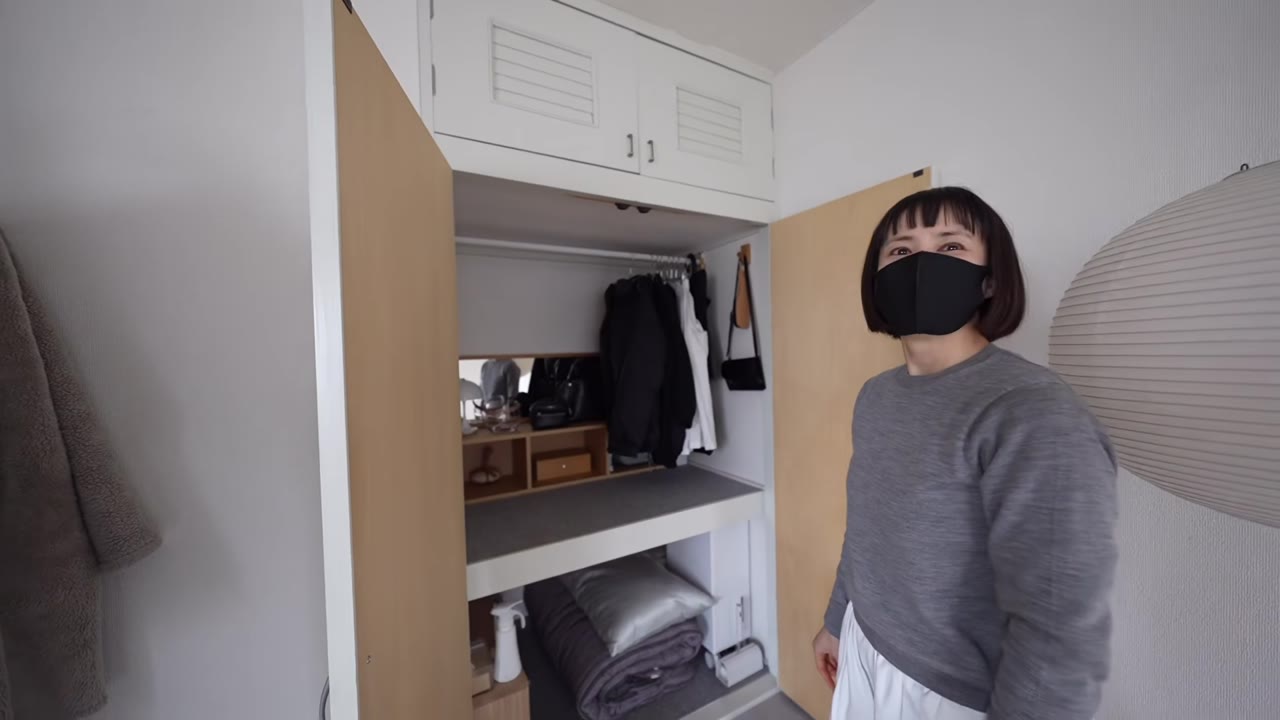 押し入れ。突っ張り棒で吊るす収納にしてある
