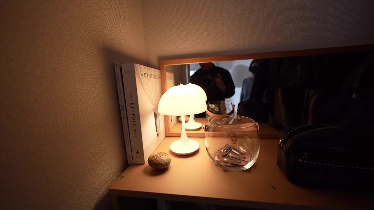 押し入れの中に置かれた、コードレスの照明