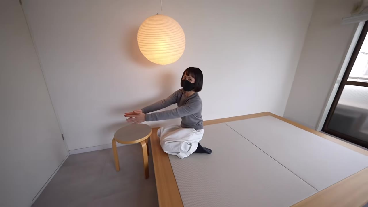 スツールをテーブル代わりにして畳ベッドに座る