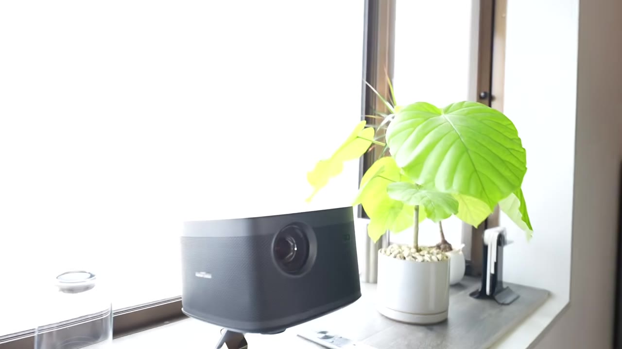 出窓に置かれた4Kプロジェクター
