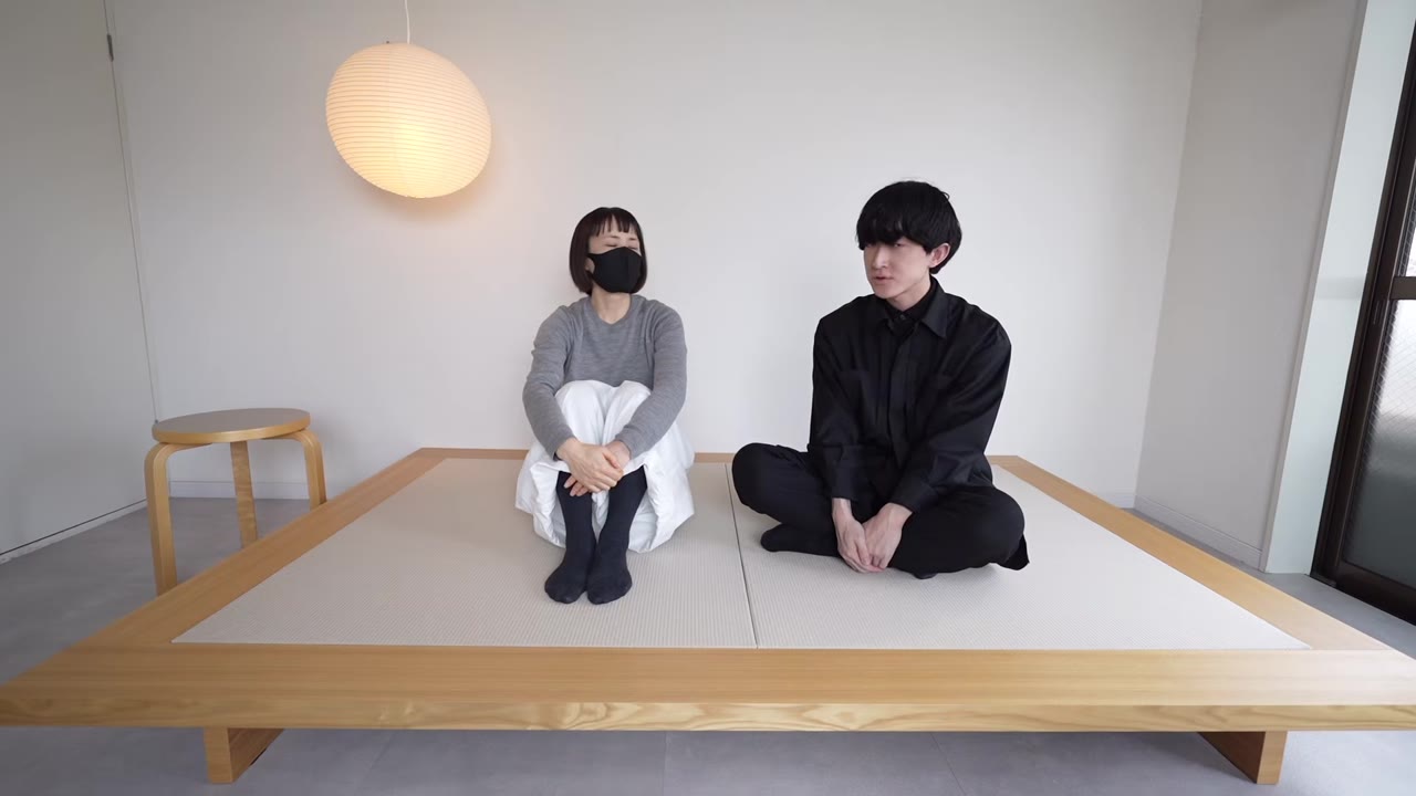 畳ベッドに座って、持たない暮らしを始めたきっかけを聞く