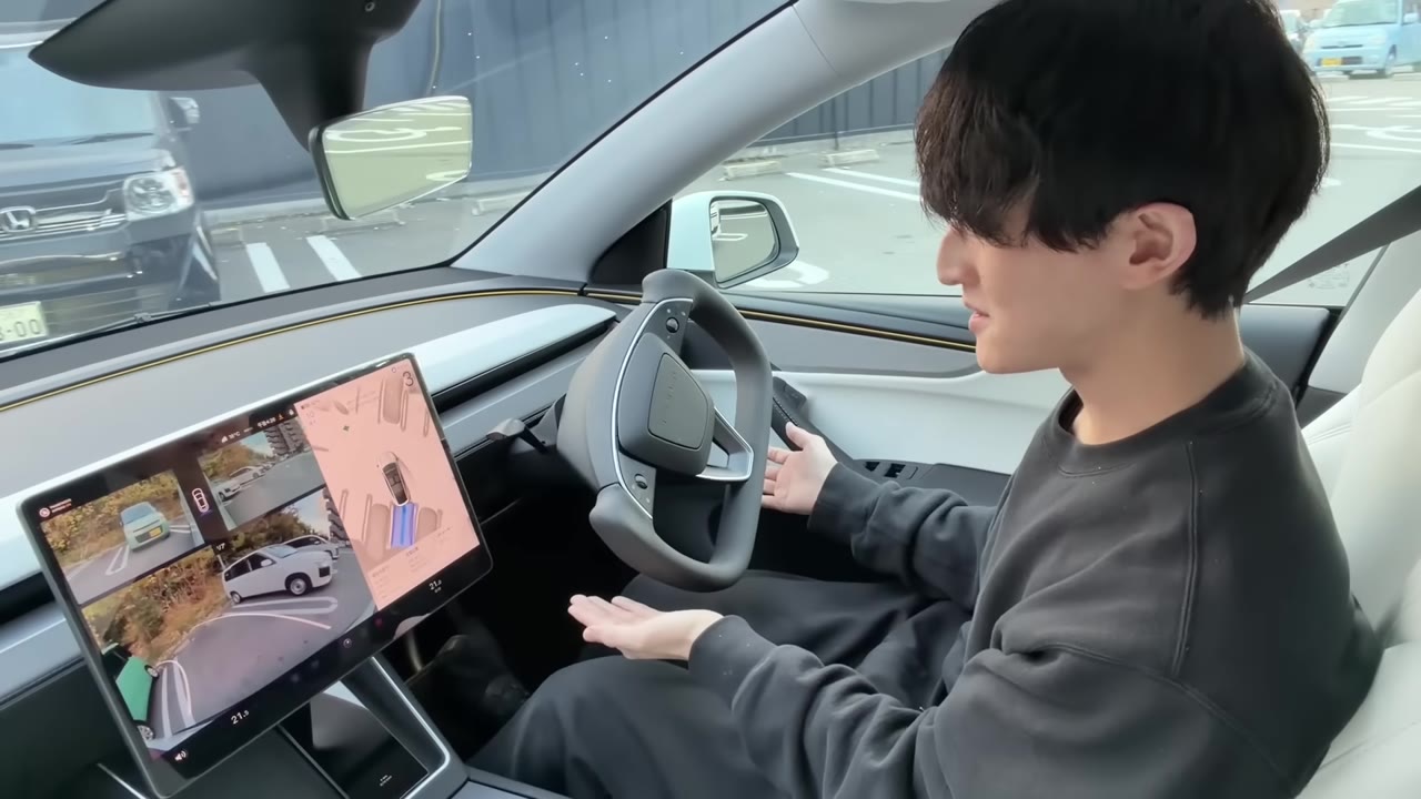 新型モデルYの車内とディスプレイ