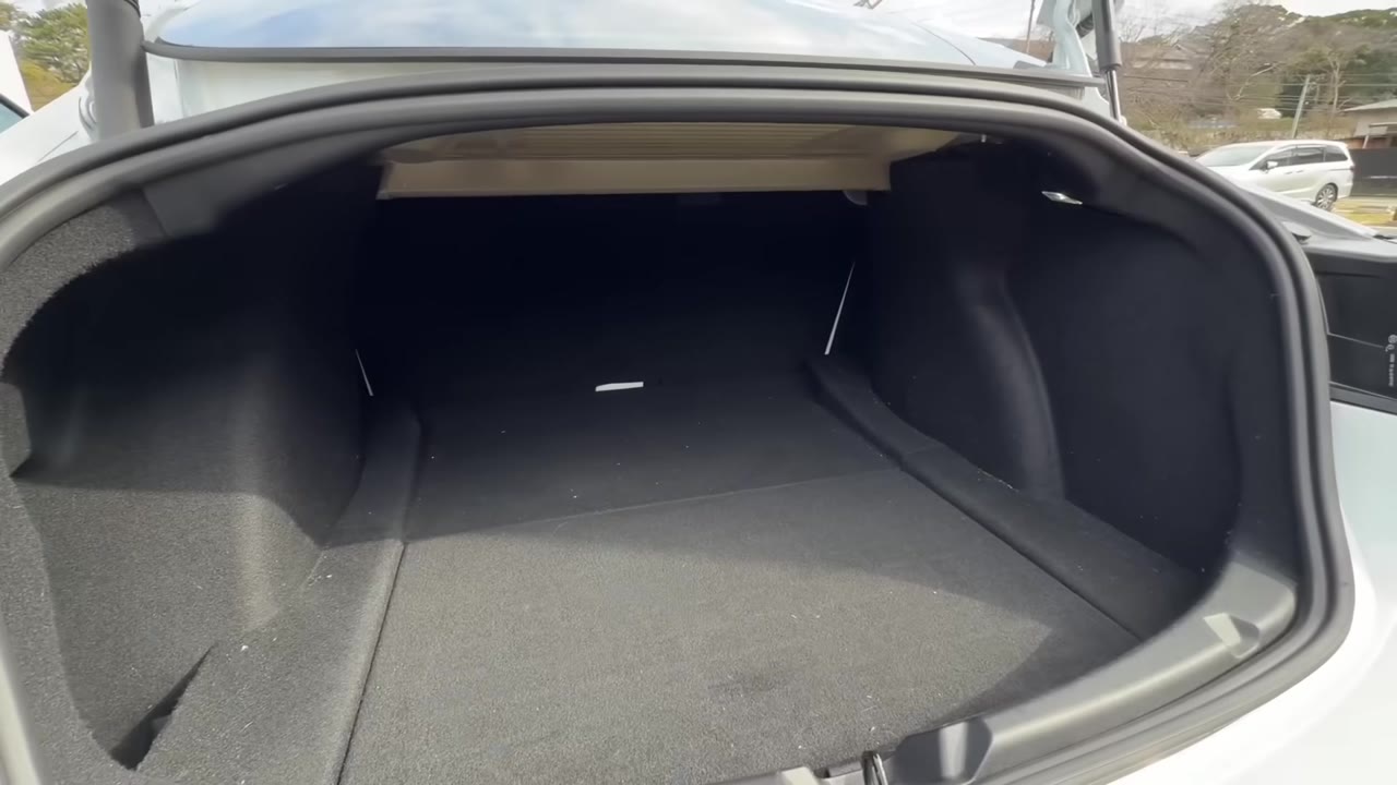 初代モデル3：奥が繋がっておらず、荷室が分断されている