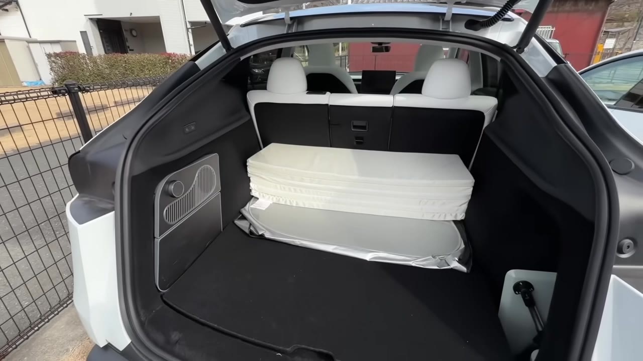 2代目モデルY：奥までフラットにつながり、マットレスが余裕で収まる