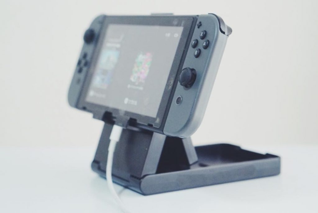 テレビ無しでも快適に。ニンテンドースイッチを充電しながら遊べる